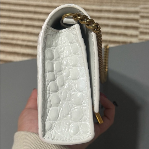 BALENCIAGA HOURGLASS WALLET ON CHAIN CROCODILE SHINY EMBOSSED IN WHITE - Picture 7 of 10